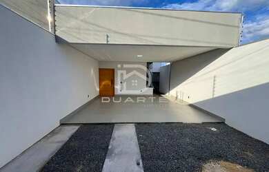 Imagem: A casa possui 3 Dormitórios, 2 Banheiros, 2 Vagas na garagem