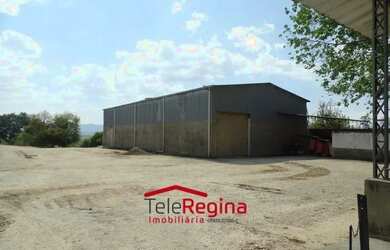 Imagem: O depósito possui 5 Vagas na garagem, 560m² de Área e está