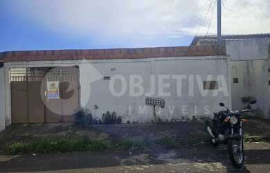 Imagem: A casa possui 3 Dormitórios, 1 Banheiro, 2 Vagas na garagem