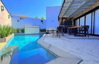 Imagem: A casa possui 3 Dormitórios, 5 Banheiros, 5 Vagas na garagem