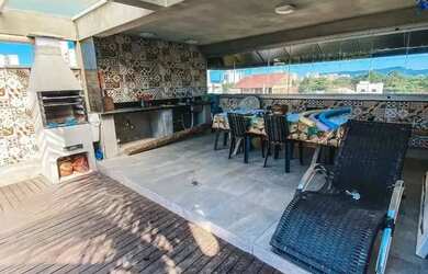 Imagem: A casa possui 3 Dormitórios, 4 Banheiros, 5 Vagas na garagem