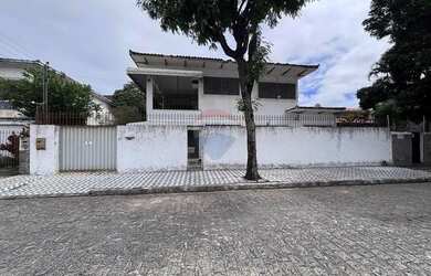 Imagem: A casa possui 5 Dormitórios, 5 Banheiros, 4 Vagas na garagem