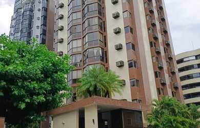 Imagem: O apartamento possui 3 Dormitórios, 1 Banheiro, 2 Vagas na