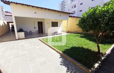 Imagem: A casa possui 5 Dormitórios, 3 Banheiros, 4 Vagas na garagem