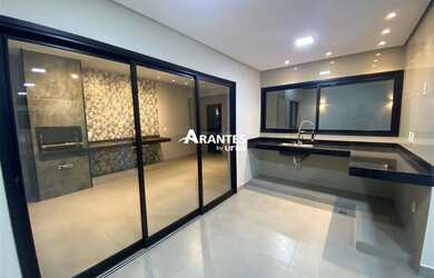 Imagem: A casa possui 3 Dormitórios, 4 Banheiros, 4 Vagas na garagem