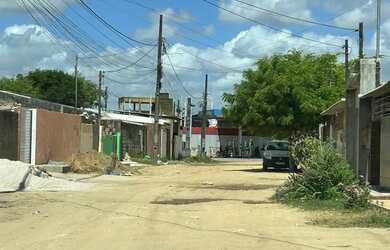 Imagem: A casa possui 2 Dormitórios, 1 Banheiro, 5 Vagas na garagem