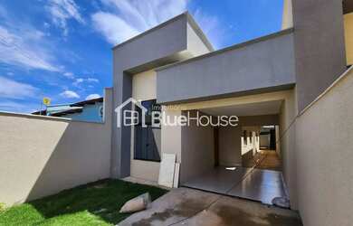 Imagem: A casa possui 3 Dormitórios, 2 Banheiros, 2 Vagas na garagem