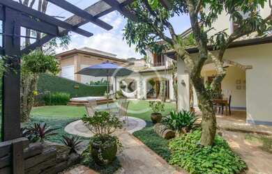 Imagem: A casa em condomínio possui 4 Dormitórios, 5 Banheiros, 2