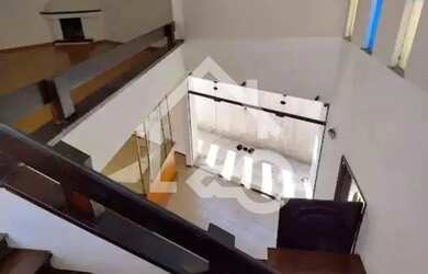 Imagem: A casa possui 3 Dormitórios, 4 Banheiros, 5 Vagas na garagem