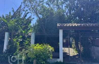 Imagem: A casa possui 3 Dormitórios, 1 Banheiro, 2 Vagas na garagem