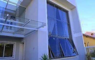 Imagem: A casa à venda possui 3 Dormitórios, 4 Banheiros, 2 Vagas