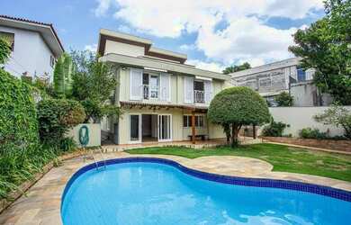 Imagem: A casa possui 4 Dormitórios, 5 Banheiros, 5 Vagas na garagem