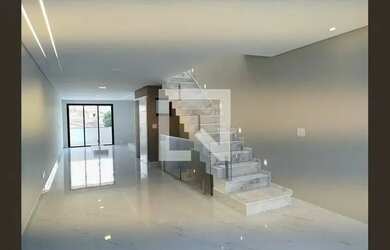 Imagem: A casa possui 3 Dormitórios, 5 Banheiros, 5 Vagas na garagem