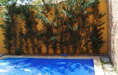 Imagem: A casa possui 3 Dormitórios, 2 Banheiros, 4 Vagas na garagem