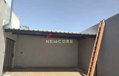 Imagem: A casa possui 3 Dormitórios, 2 Banheiros, 2 Vagas na garagem