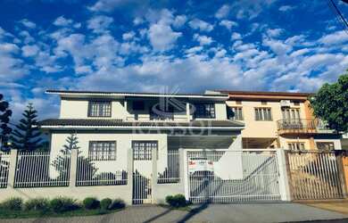 Imagem: A casa possui 3 Dormitórios, 2 Banheiros, 2 Vagas na garagem