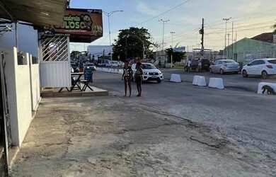 Imagem: A casa possui 3 Dormitórios, 1 Banheiro, 2 Vagas na garagem