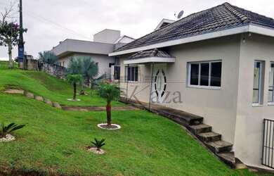 Imagem: A casa em condomínio possui 3 Dormitórios, 2 Banheiros, 5