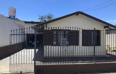 Imagem: A casa possui 3 Dormitórios, 1 Banheiro, 2 Vagas na garagem