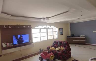 Imagem: A casa possui 3 Dormitórios, 2 Banheiros, 3 Vagas na garagem