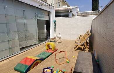 Imagem: A casa em condomínio possui 2 Dormitórios, 4 Banheiros e 175m²