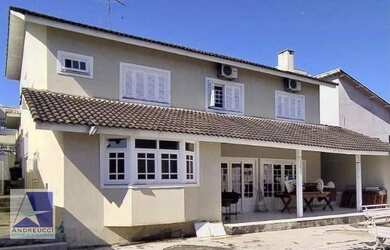 Imagem: A casa possui 4 Dormitórios, 3 Banheiros, 4 Vagas na garagem