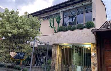 Imagem: A casa possui 4 Dormitórios, 5 Banheiros, 3 Vagas na garagem