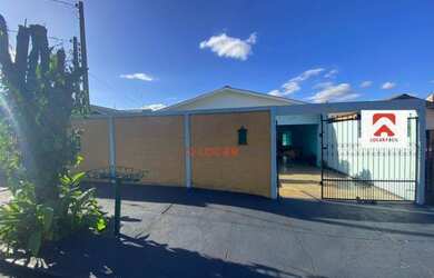 Imagem: A casa possui 2 Dormitórios, 2 Banheiros, 2 Vagas na garagem