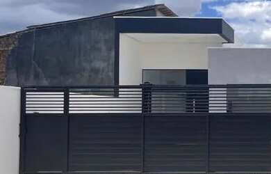 Imagem: A casa possui 3 Dormitórios, 2 Banheiros, 2 Vagas na garagem