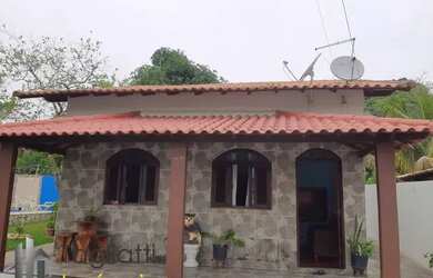 Imagem: A casa possui 2 Dormitórios, 3 Banheiros, 4 Vagas na garagem