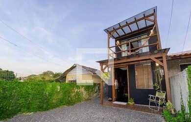 Imagem: A casa possui 1 Dormitório, 1 Banheiro, 1 Vaga na garagem