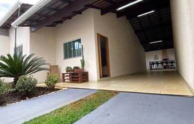 Imagem: A casa e possui 3 Dormitórios, 2 Banheiros, 1 Vaga na garagem