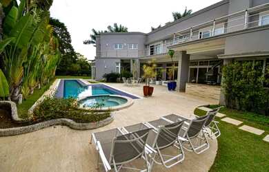 Imagem: A casa possui 4 Dormitórios, 5 Banheiros, 5 Vagas na garagem