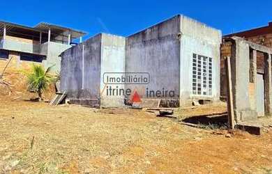 Imagem: A casa possui 2 Dormitórios, 1 Banheiro, 2 Vagas na garagem