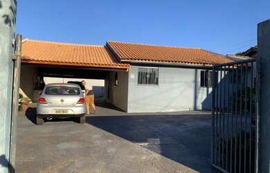 Imagem: A casa possui 2 Dormitórios, 2 Banheiros, 4 Vagas na garagem