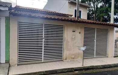 Imagem: A casa possui 2 Dormitórios, 1 Banheiro, 2 Vagas na garagem