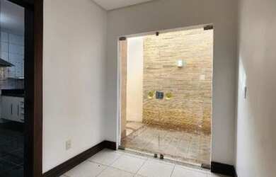 Imagem: A casa em condomínio possui 4 Dormitórios, 1 Banheiro, 2 Vagas