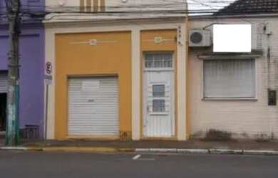 Imagem: A casa possui 4 Dormitórios, 2 Banheiros, 170m² de Área e