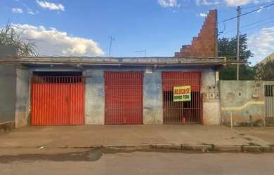 Imagem: A casa possui 3 Dormitórios, 1 Banheiro e 1 Vaga na garagem