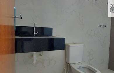 Imagem: A casa possui 2 Dormitórios, 2 Banheiros, 2 Vagas na garagem