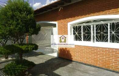 Imagem: A casa possui 3 Dormitórios, 2 Banheiros, 5 Vagas na garagem