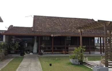 Imagem: A casa possui 4 Dormitórios, 1 Banheiro, 210m² de Área e