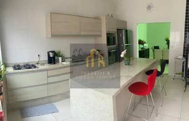 Imagem: A casa possui 3 Dormitórios, 3 Banheiros, 4 Vagas na garagem