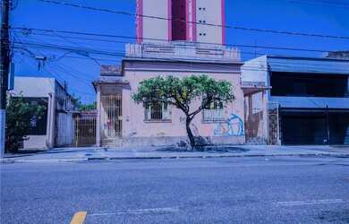 Imagem: A casa possui 4 Dormitórios, 2 Banheiros, 2 Vagas na garagem