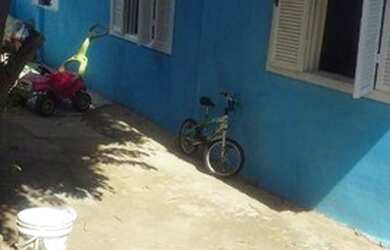 Imagem: A casa possui 4 Dormitórios, 1 Banheiro, 2 Vagas na garagem