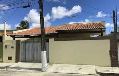 Imagem: A casa possui 3 Dormitórios, 2 Banheiros e está localizado
