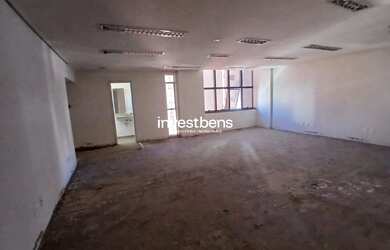 Imagem: O depósito possui 2 Vagas na garagem e 126m² de Área e está