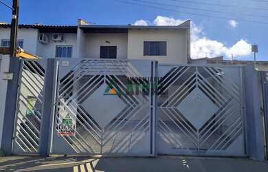 Imagem: A casa possui 3 Dormitórios, 2 Banheiros, 2 Vagas na garagem