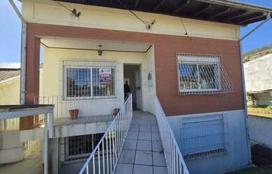 Imagem: A casa possui 4 Dormitórios, 3 Banheiros, 2 Vagas na garagem