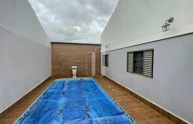 Imagem: A casa possui 3 Dormitórios, 3 Banheiros, 3 Vagas na garagem